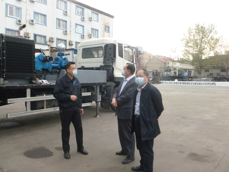 Binzhou city senior vestibule school party secretary and the principal shu-lin wang and deputy secretary of party committee Meng Weizan to my factory research drill production work